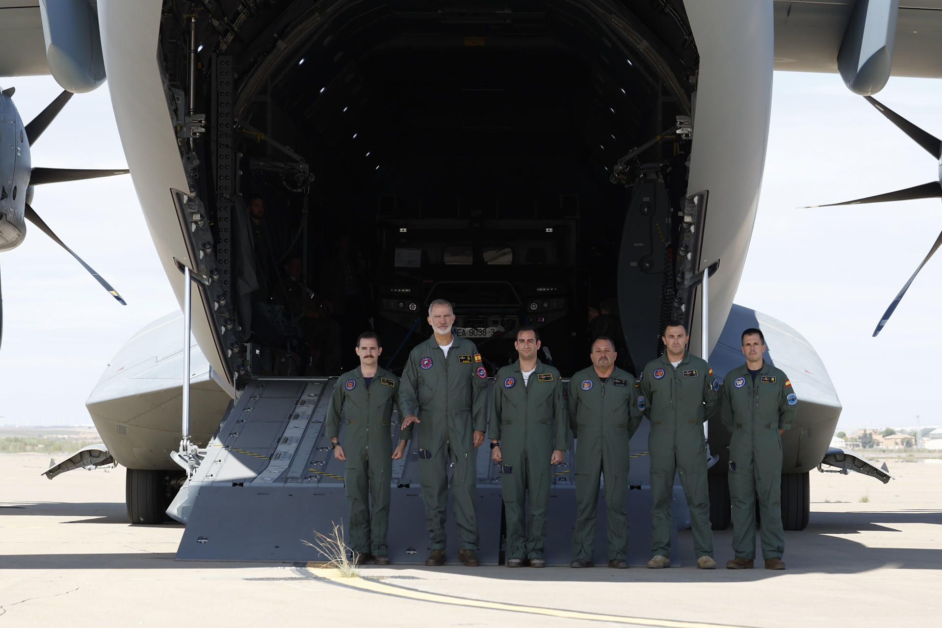 El rey Felipe VI, este miércoles durante su visita al 'European Tactical Airlift Centre', centro europeo de formación y entrenamiento en la Base Aérea de Zaragoza, donde embarcará en un T.23 con destino al Aeródromo Militar de Ablitas (Navarra).-EFE/ Javier Cebollada