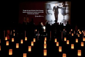 Más de 16.000 personas se despidieron este fin de semana del diseñador italiano Giorgio Armani en la capilla ardiente instalada en el Armani Teatro de Milán. EFE/EPA/MOURAD BALTI TOUATI