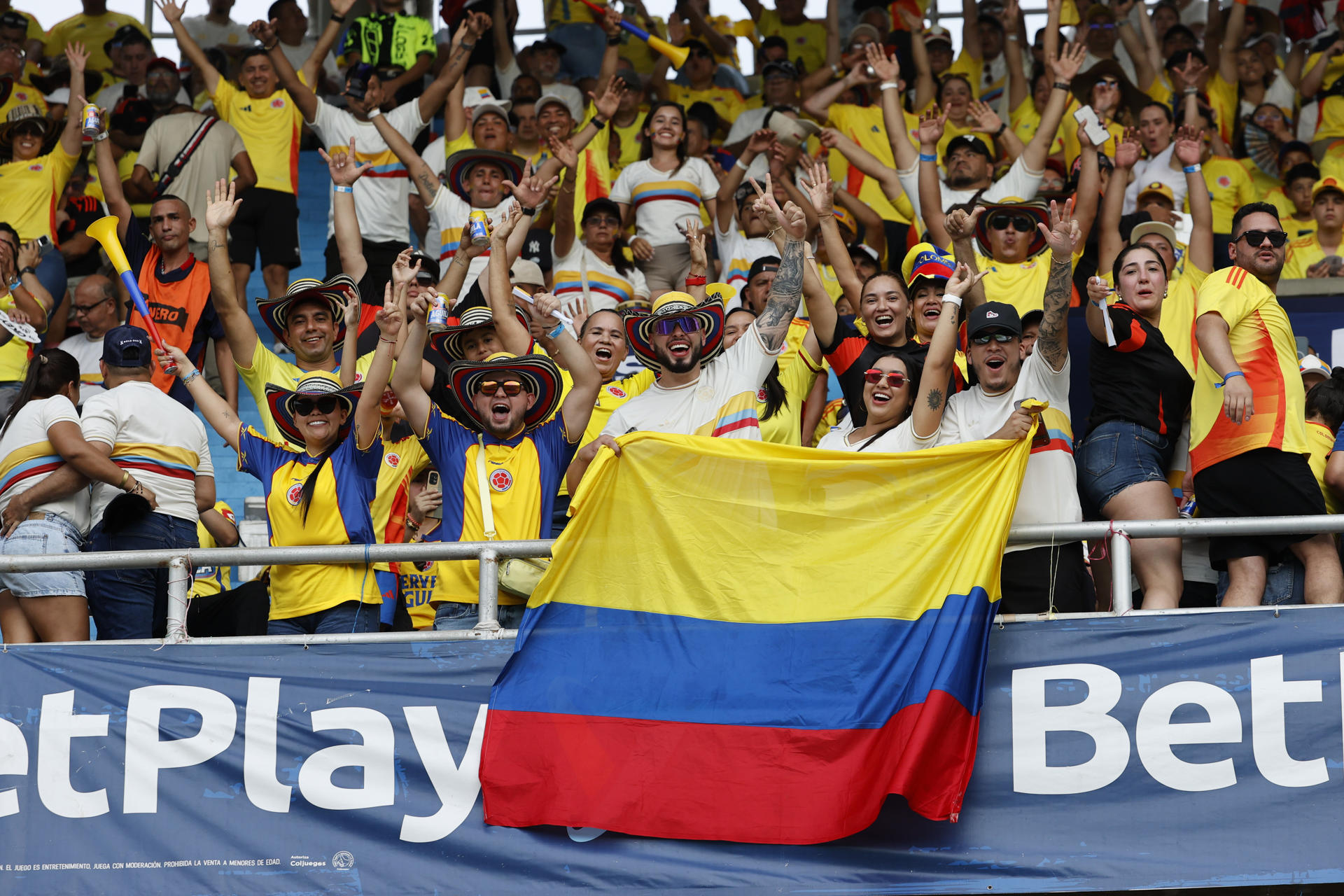 Aficionados de Colombia animan a su equipo en el partido ante Bolivia en el estadio Metropolitano de Barranquilla. EFE/Mauricio Dueñas