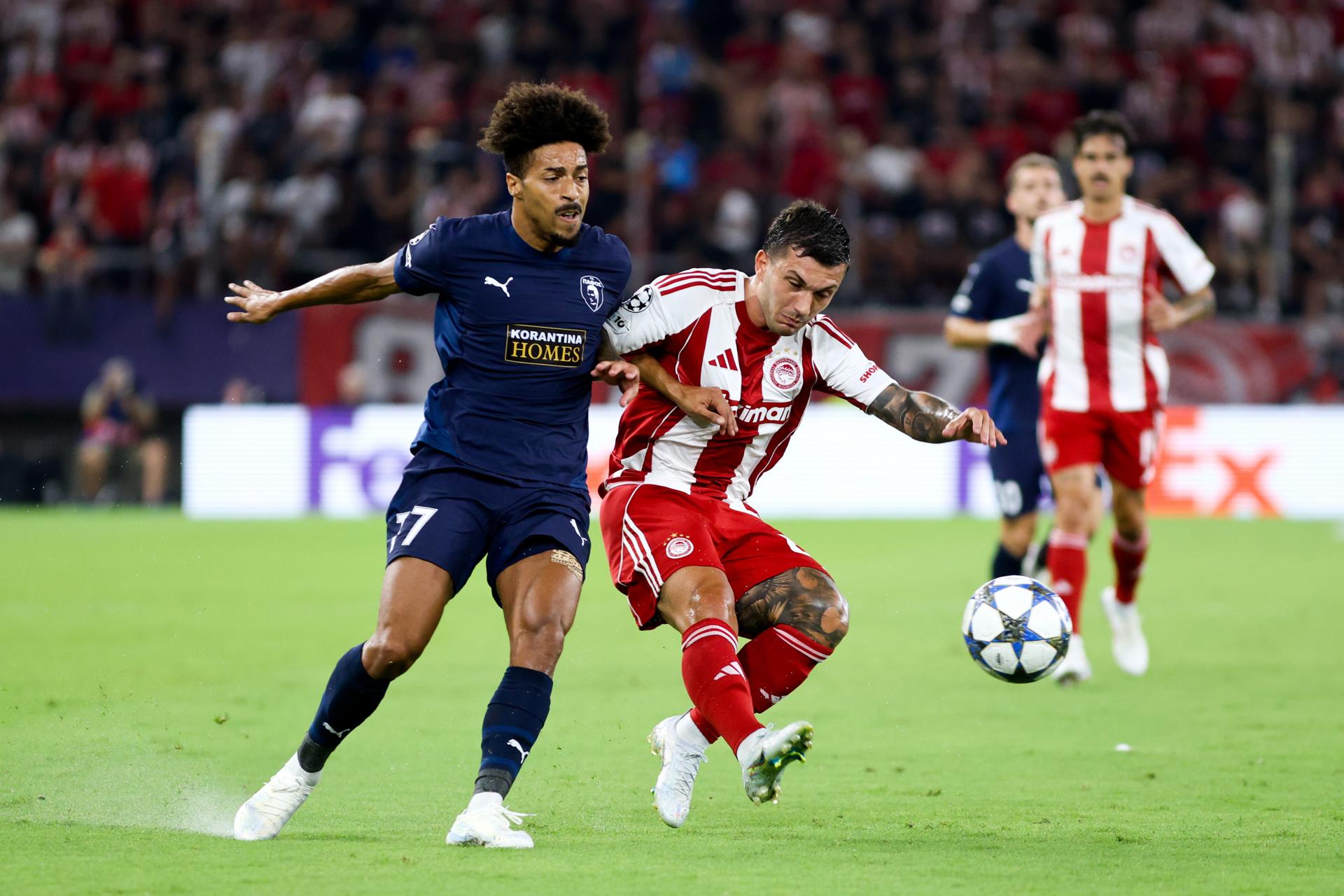 El jugador de Olympiacos Gabriel Strefezza junto a Joao Correia, del Pafos, durante el partido de la fase de liga de la UEFA Champions League que han jugado Olympiacos y Pafos en el Georgios Karaiskakis Stadium, en El Pireo, Grecia. EFE/EPA/GEORGIA PANAGOPOULOU
