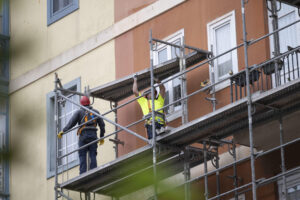 Dos trabajadores montan un andamio en una obra en una calle de Santander. EFE/ Pedro Puente Hoyos