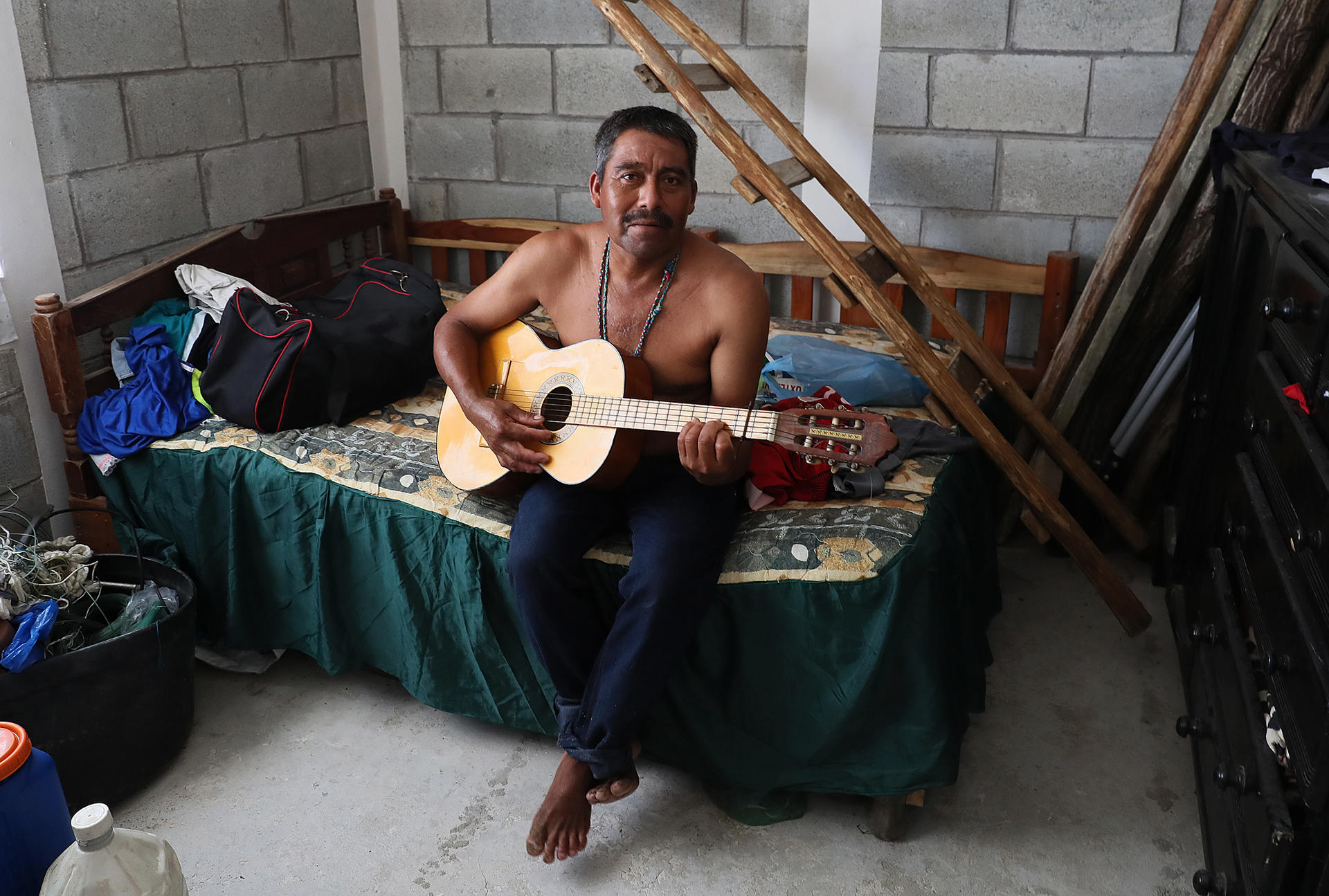 Alberto Isidoro, toca guitarra en su casa en "El Nuevo Bosque" este miércoles, en el municipio de Centla, estado de Tabasco (México). EFE/ Mario Guzmán