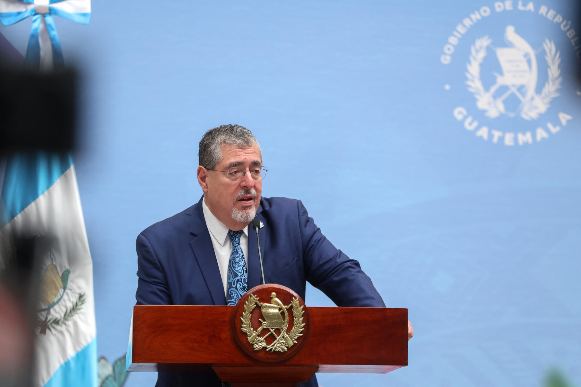 El presidente de Guatemala, Bernardo Arévalo de León, habla durante una rueda de prensa este martes, en el Palacio Nacional de la Cultura, en Ciudad de Guatemala (Guatemala). EFE/ Mariano Macz
