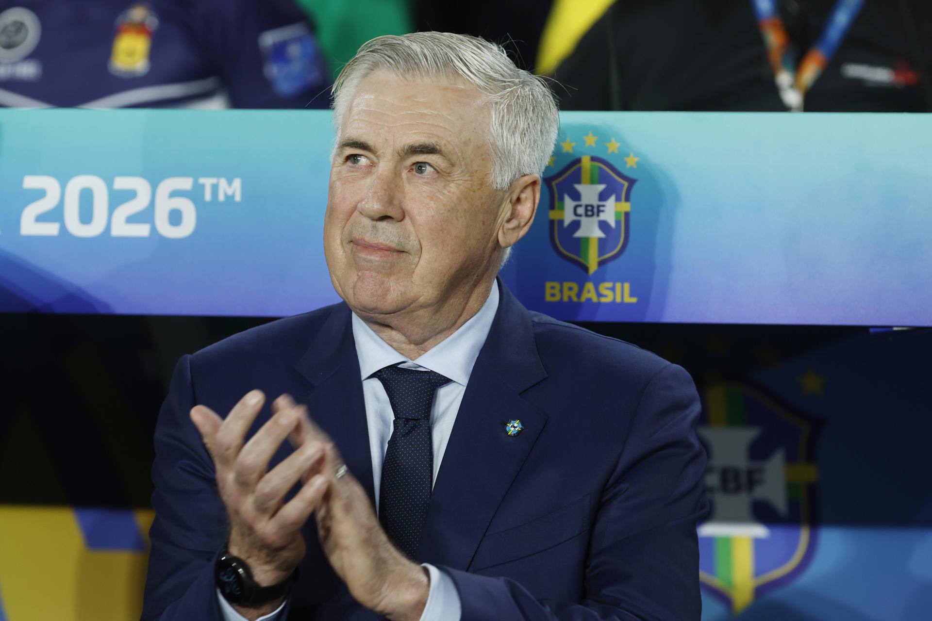 El seleccionador de Brasil, Carlo Ancelotti, reacciona previo a un partido por las eliminatorias a la Copa Mundial 2026 entre Brasil y Chile en el estadio Maracaná en Río de Janeiro (Brasil). EFE/ Antonio Lacerda