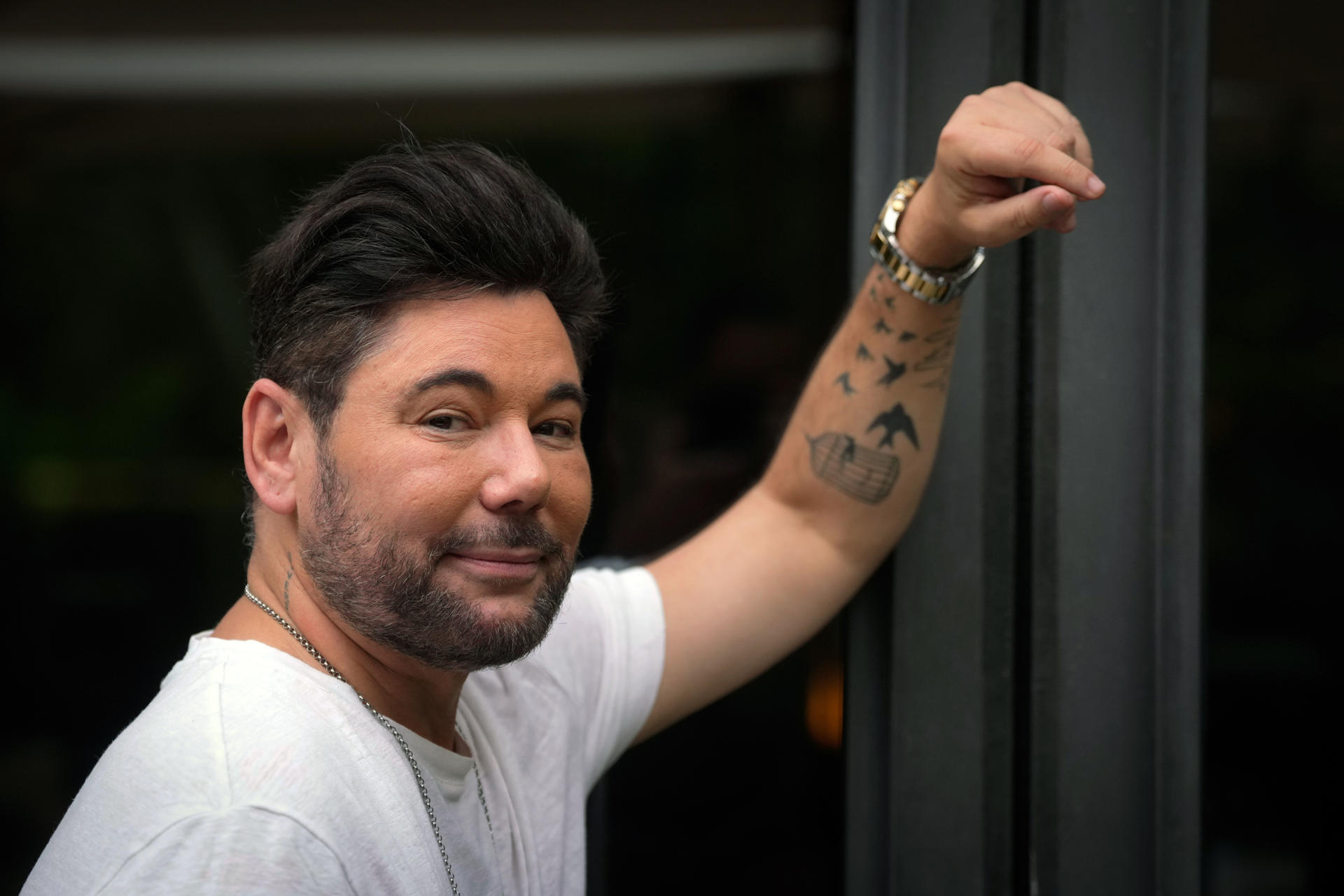 El cantante Miguel Poveda posa durante la presentación de la reedición de su quinto álbum, 'Desglaç', 25 años después de su publicación, uno de sus trabajos más emblemáticos que ahora incluye un tema inédito, 'Si el món fos...', con letra de Joana Raspall y música propia. EFE/Enric Fontcuberta