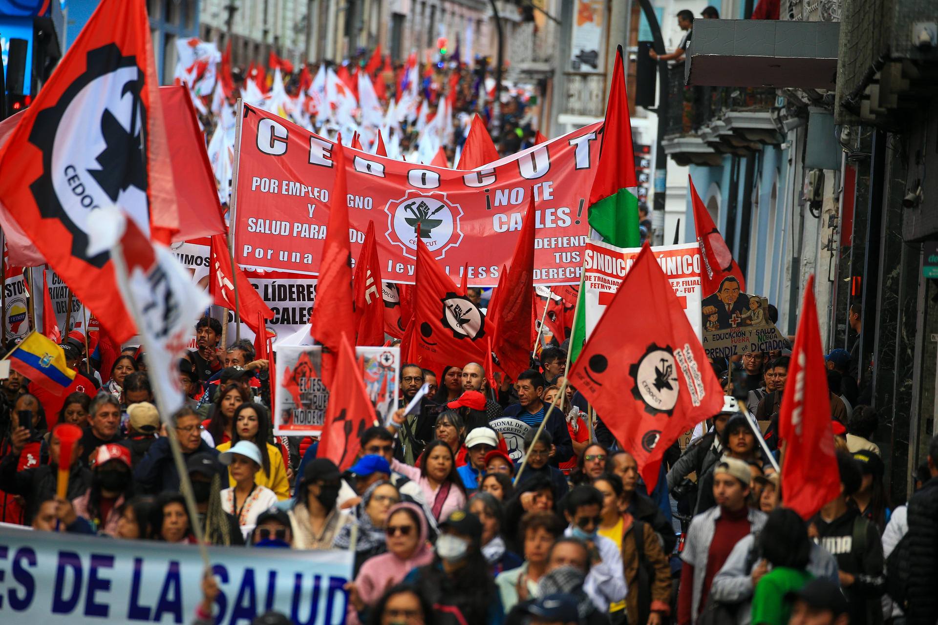 Fotografía del 11 de septiembre de 2025 de personas en una marcha contra el Gobierno del presidente de Ecuador, Daniel Noboa, en Quito (Ecuador). EFE/ José Jácome