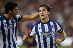 Los jugadores de la Real Sociedad, Álvaro Odriozola (d) y el portugués Gonçalo Guedes, celebran el primer gol del equipo donostiarra durante el encuentro correspondiente a la séptima jornada de Liga EA Sports que FC Barcelona y Real Sociedad disputan este domingo. EFE/Alberto Estevez.