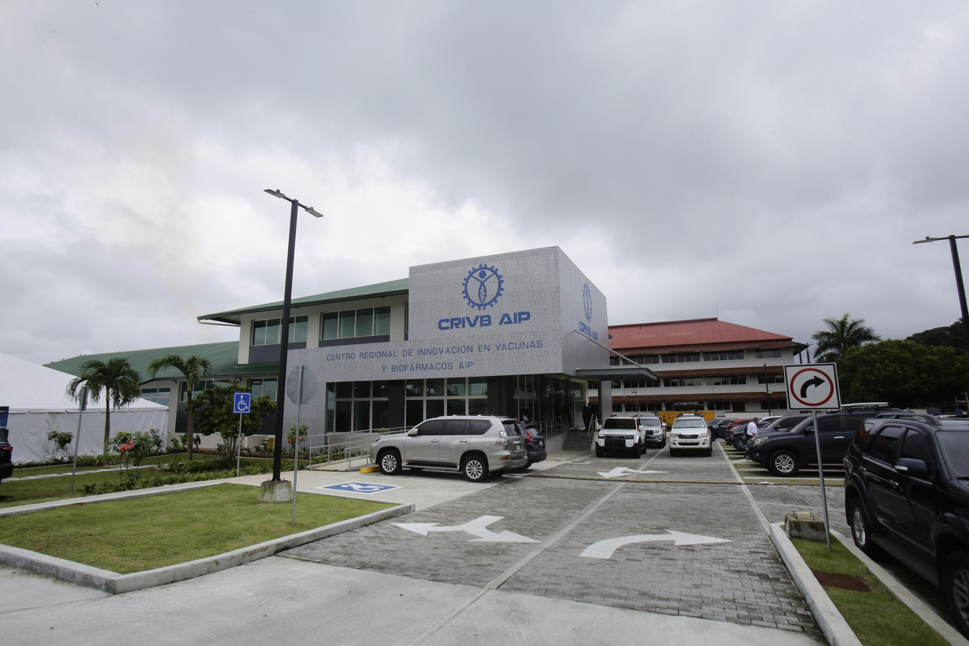 Fotografía de la fachada del Centro Regional de Innovación en Vacunas y Biofármacos (Crivb AIP) este 12 de septiembre de 2025, en Ciudad de Panamá (Panamá). PEFE/ Carlos Lemus