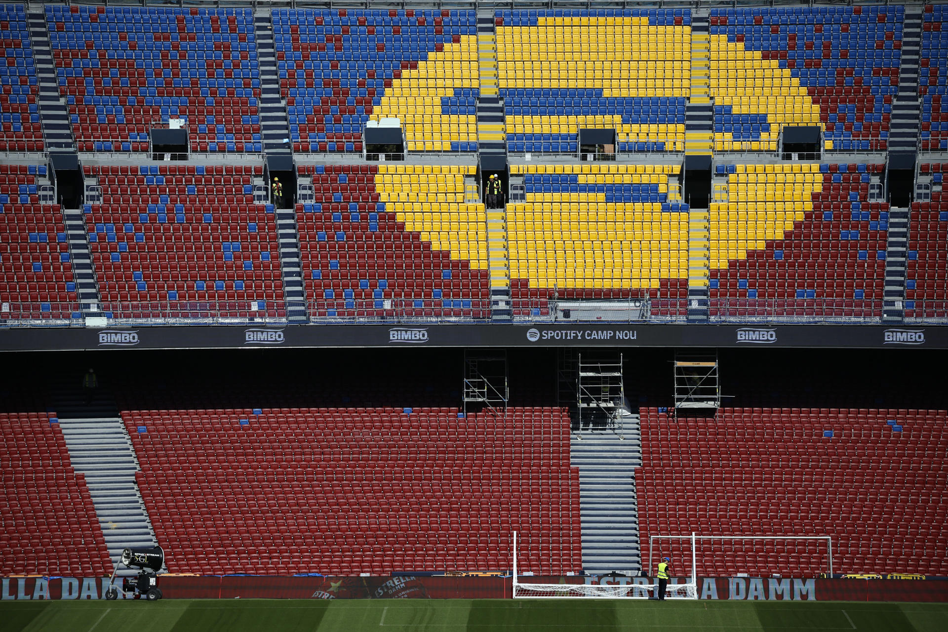 Aspecto del estado del Spotify Camp Nou durante la visita para periodistas que ha realizado el FC Barcelona este lunes mientras se mantiene a la espera de la licencia del Ayuntamiento de Barcelona para poder reabrir el estadio. EFE/Alberto Estévez
