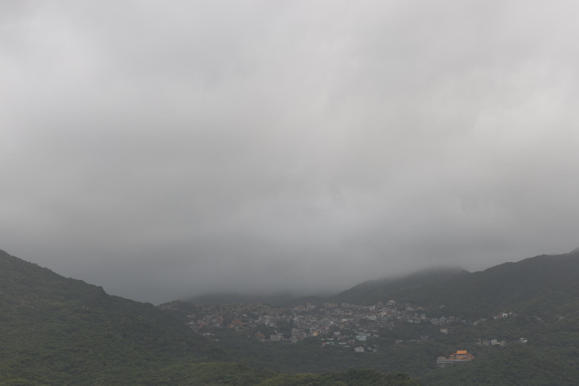 NEW TAIPEI CITY (Taiwan), 22/09/2025.- Cloud and rain brought by Super Typhoon Ragasa loom over a community village in New Taipei City, Taiwan, 22 September 2025. As of 3 p.m. on 22 September, Typhoon Ragasa was 290 kilometers south-southeast of Cape Eluanbi, moving west-northwest at 21 kilometers per hour with winds of 209 kilometers per hour. It reached the Hengchun Peninsula by 11 a.m. and is expected to peak and pass closest to Taiwan from 22 September afternoon to 23 September. Warnings cover Kaohsiung, Taitung, Pingtung, and the surrounding waters. The main island could exit the storm circle by midday 23 September, with warnings, with warnings expected to lift later. (tormenta) EFE/EPA/RITCHIE B. TONGO
