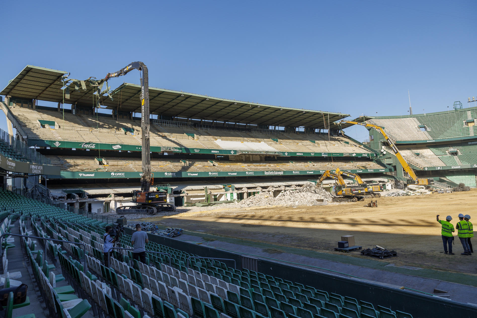 El Betis, después de que iniciara la demolición de la única grada que quedaba del viejo Benito Villamarín, la tribuna de Preferencia que se construyó para el Mundial de 1982, comenzó una nueva fase en el proyecto del nuevo estadio, al proceder a la retirada de la cubierta instalada en ese sector. EFE/ Julio Muñoz
