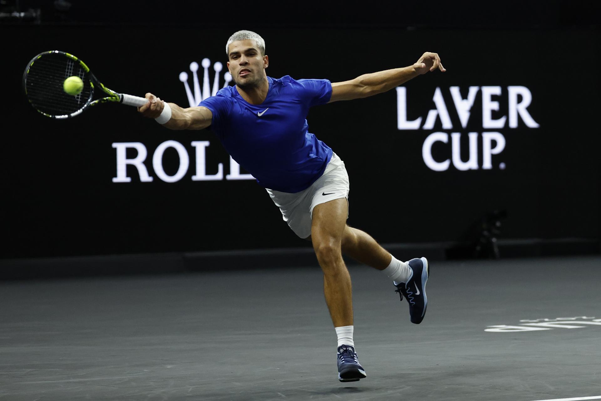 Carlos Alcaraz, en un momento de su partido de dobles junto al checo Jakub Mensik, contra los estadounidenses Taylor Fritz and Alex Michelsen, en la Copa Laver. EFE/EPA/JOHN G. MABANGLO