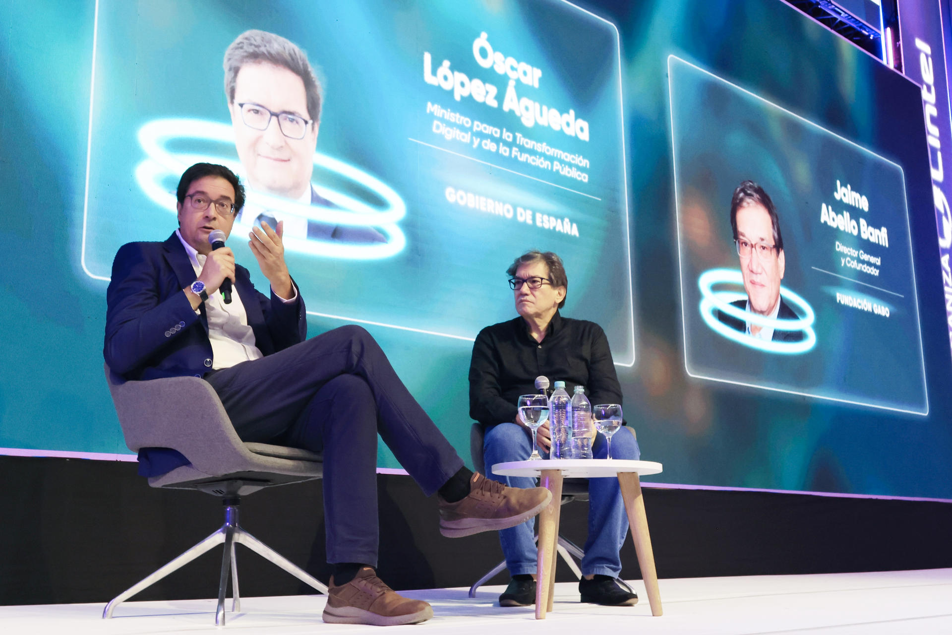 El ministro español para la Transformación Digital y de la Función Pública, Óscar López (i), al intervenir este viernes, 5 de septiembre, durante un conversatorio del Congreso Internacional Andicom, en Cartagena de Indias (Colombia). EFE/Ricardo Maldonado