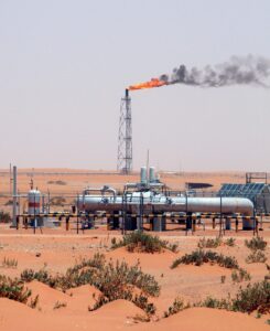 Fotografía de archivo con fecha que muestra el yacimiento de petróleo Khurais en el desierto, a unos 160 kilómetros de Riyadh (Arabia Saudí). EFE/Ali Haider