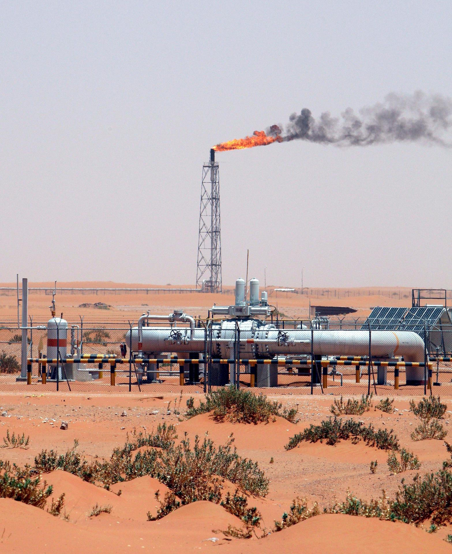 Fotografía de archivo con fecha que muestra el yacimiento de petróleo Khurais en el desierto, a unos 160 kilómetros de Riyadh (Arabia Saudí). EFE/Ali Haider