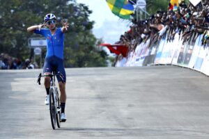 El italiano Lorenzo Mark Finn (Red Bull-Bora) se proclamó este viernes campeón del mundo U23 de ciclismo en ruta en el Mundial de Ruanda. EFE/EPA/KIM LUDBROOK