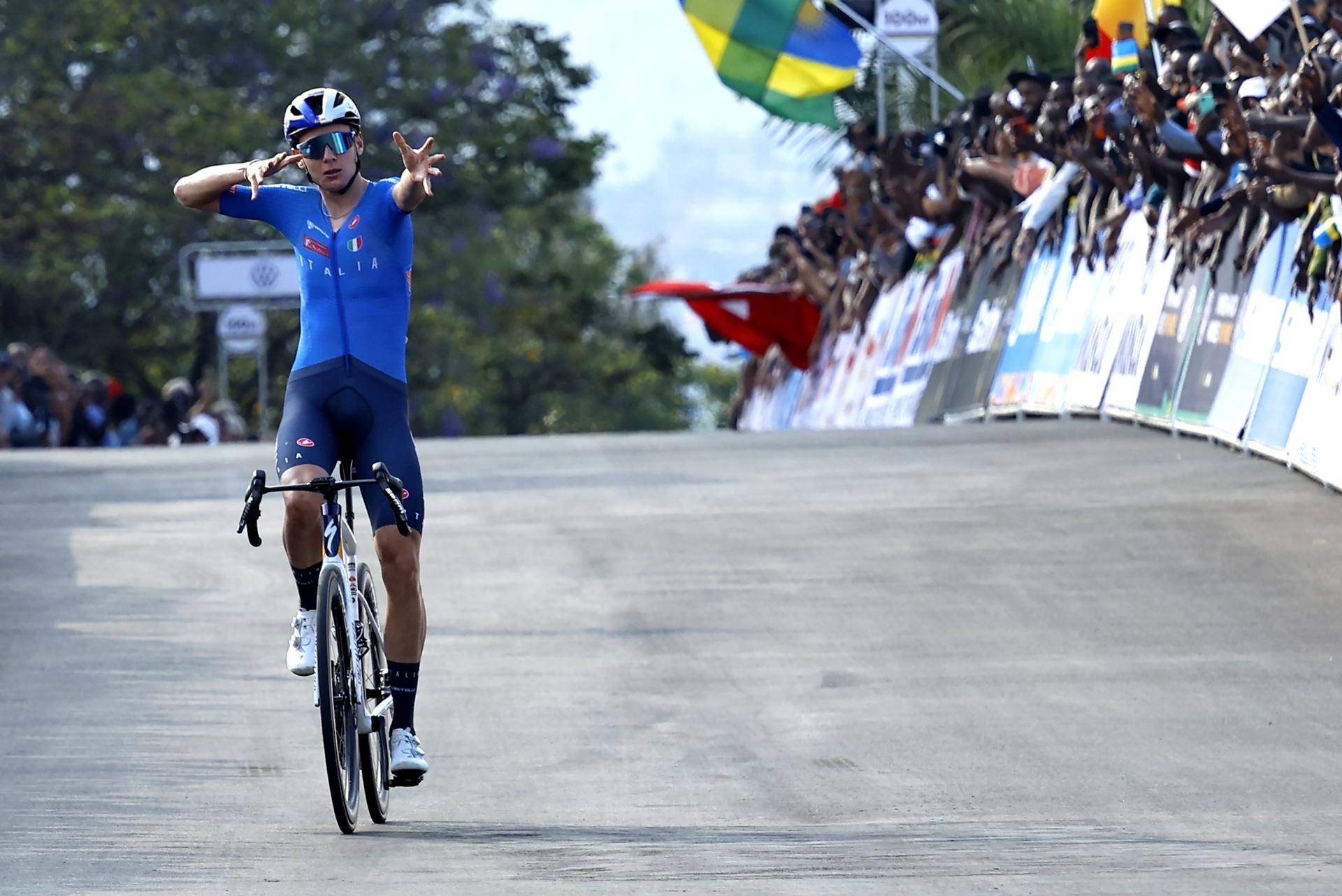 El italiano Lorenzo Mark Finn (Red Bull-Bora) se proclamó este viernes campeón del mundo U23 de ciclismo en ruta en el Mundial de Ruanda. EFE/EPA/KIM LUDBROOK