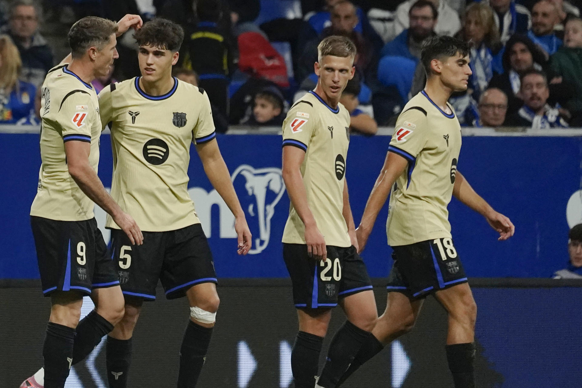 El delantero del Barcelona Robert Lewandowski (i) celebra con sus compañeros tras marcar el segundo gol ante el Oviedo, durante el partido de la sexta jornada de LaLiga EA Sports que Real Oviedo y FC Barcelona disputaron en el estadio Carlos Tartiere. EFE/Paco Paredes