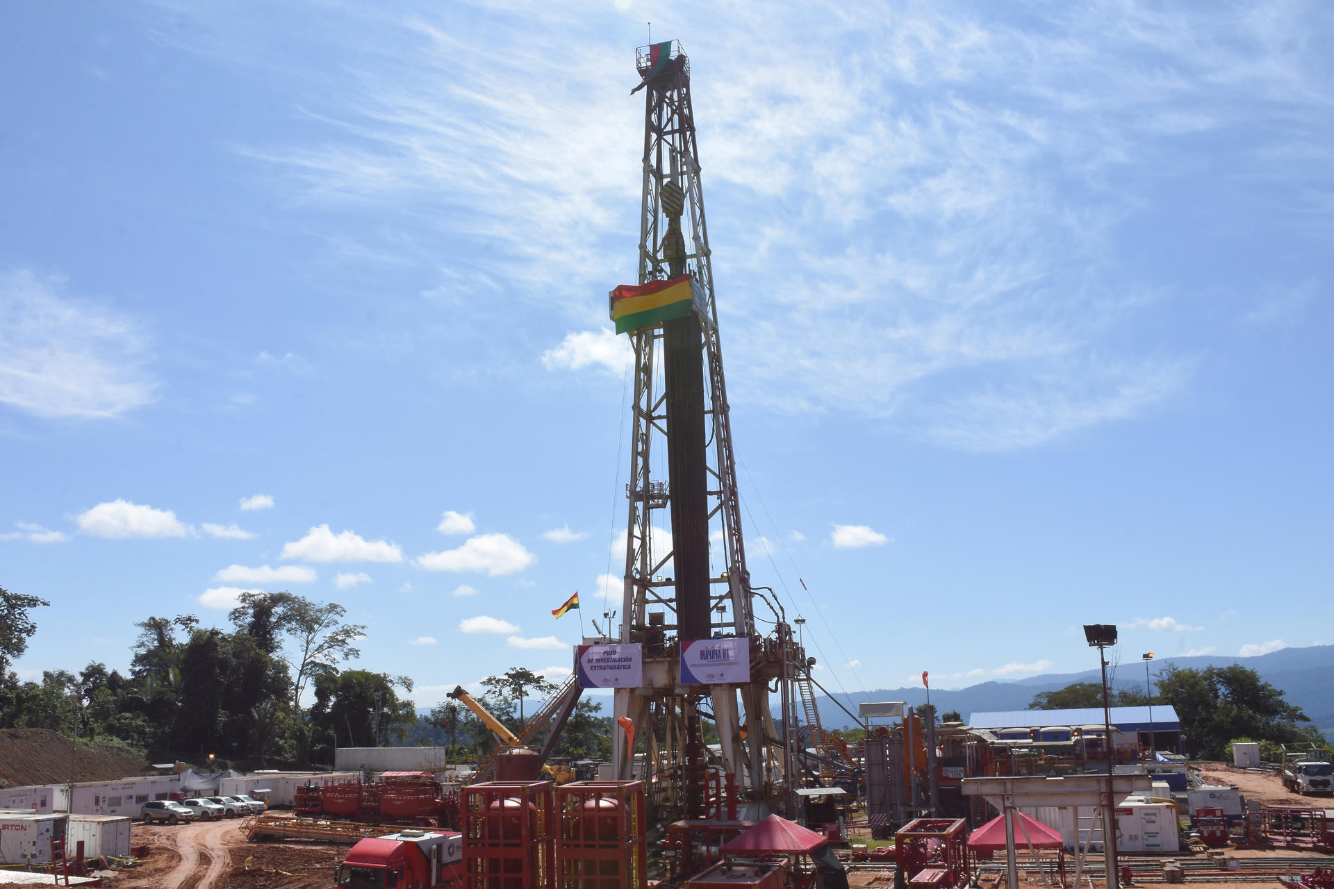 Fotografía de archivo de un pozo de gas natural en La Paz (Bolivia). EFE/Stringer