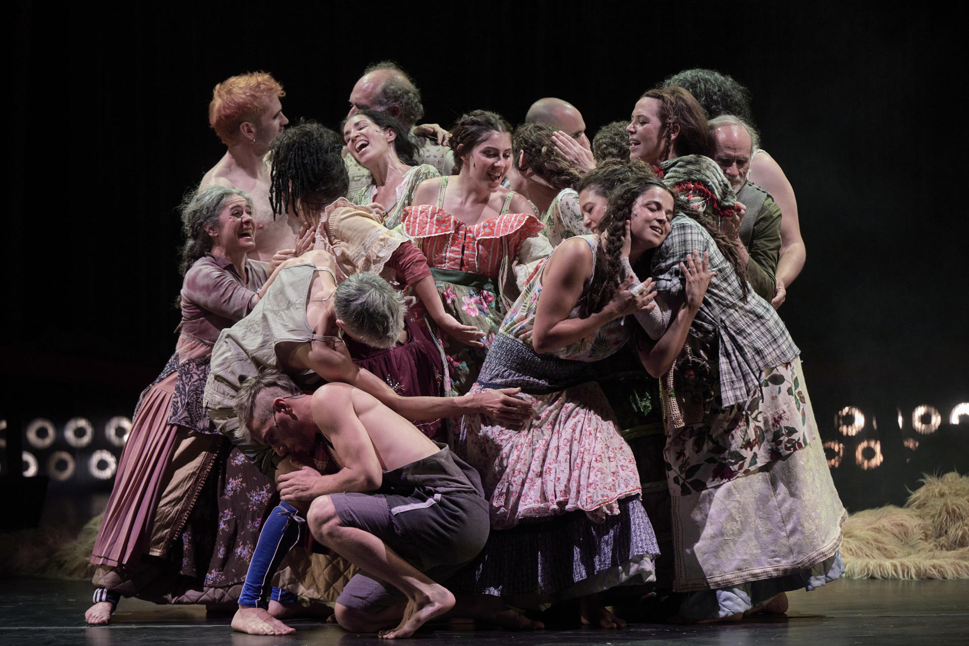 La Compañía Nacional de Teatro Clásico (CNTC) estrena una nueva producción de Fuenteovejuna, una de las grandes obras maestras de Lope de Vega y un pilar fundamental del Siglo de Oro
Rakel Camacho, dirige a Pedro Almagro ,Mikel Arostegui Tolivar , Lorena Benito, Carmen Escudero, Mariano Estudillo, Cristina García, Jorge Kent, Pascual Laborda, Vicente León, Lucía López ,Cristina Marín-Miró, Chani Martín, Eduardo Mayo, Nerea Moreno, Laura Ordás, Jaime Soler Huete, Fernando Trujillo, Adriana Ubani y Alberto Velasco
Fotos cedidas por el Teatro de la Comedia/PABLO LORENTE
