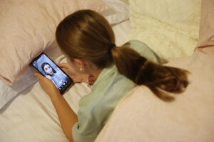 BILBAO, 12/11/2023.- Imagen de archivo de una adolescente observando a una influencer en TikTok en su teléfono móvil. EFE/Luis Tejido