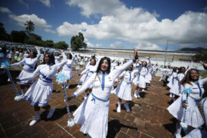 Mujeres privadas de la libertad participan en un acto conmemorativo del 204 aniversario de independencia de El Salvador este martes, en el centro penal de Apanteos en Santa Ana (El Salvador). EFE/Rodrigo Sura