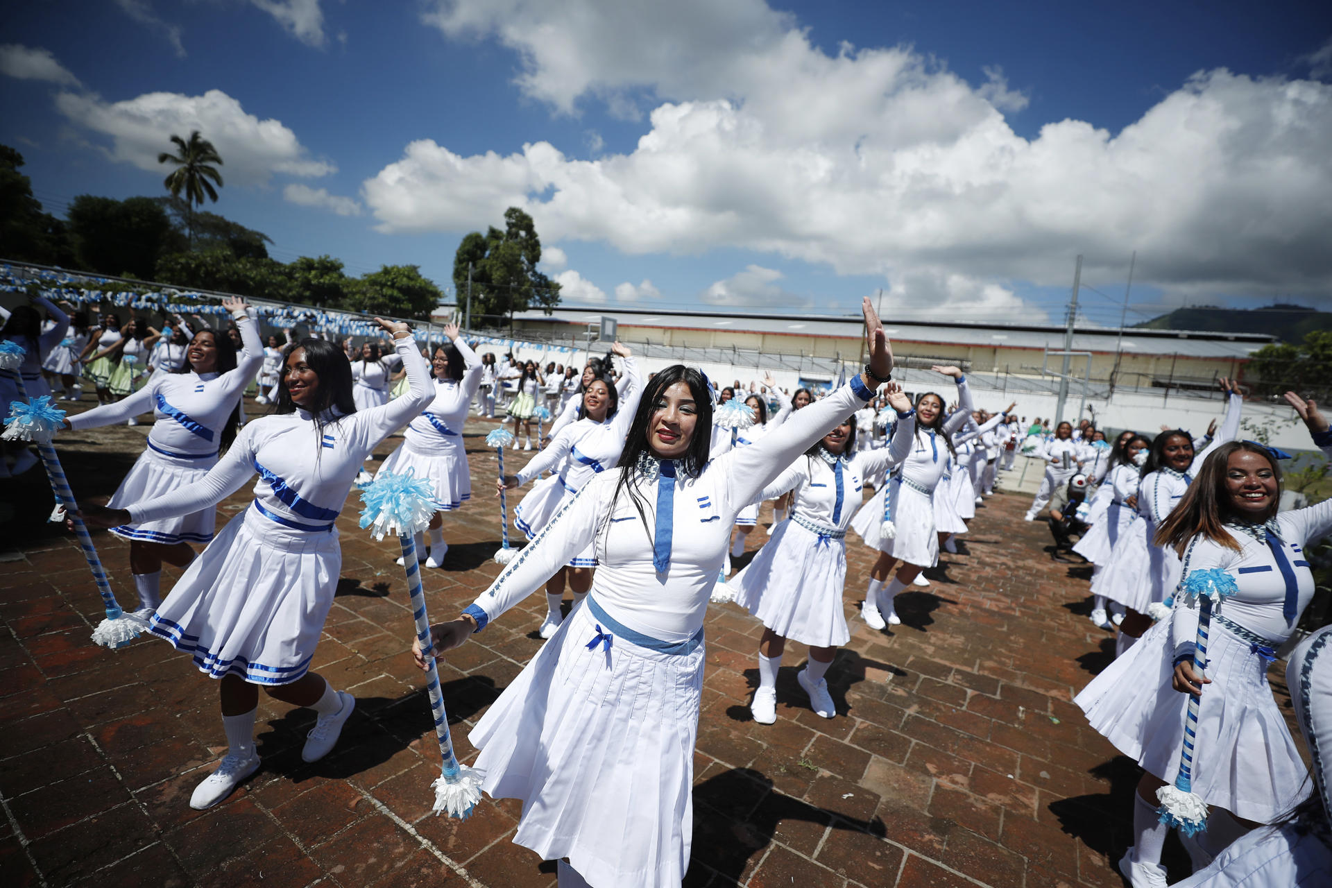 Mujeres privadas de la libertad participan en un acto conmemorativo del 204 aniversario de independencia de El Salvador este martes, en el centro penal de Apanteos en Santa Ana (El Salvador). EFE/Rodrigo Sura