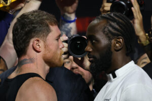 El mexicano Saúl 'Canelo' Álvarez (i) y el estadounidense Terence Crawford posan este jueves, durante la presentación de su combate, el próximo sábado en el Arena T-Mobile de Las Vegas. Octavio Guzmán