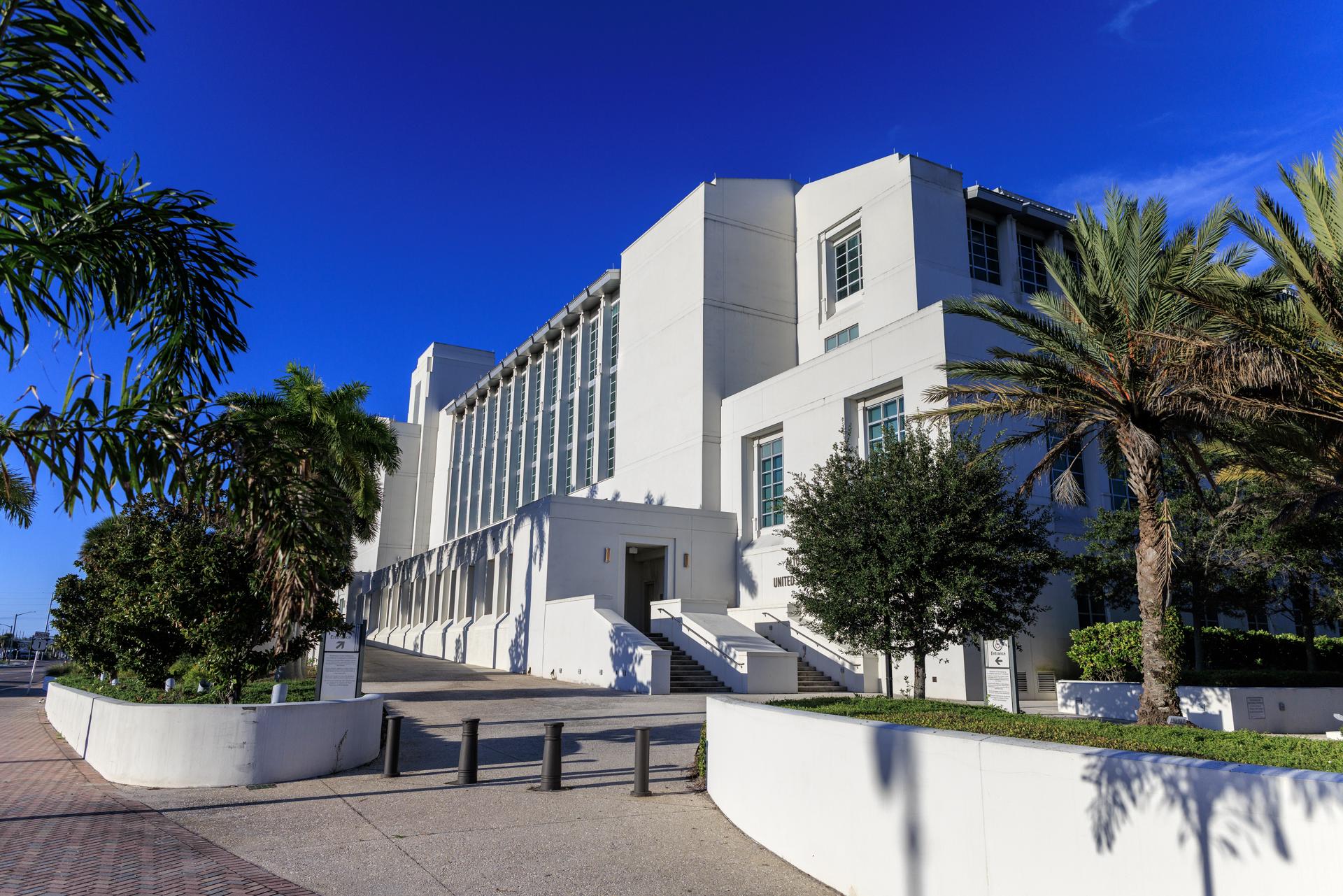 Vista del edificio del Tribunal Federal Alto Lee Adams Sr., donde se realiza el juicio contra Ryan Routh en Fort Pierce (Florida). EFE/Cristóbal Herrera- Ulashevich