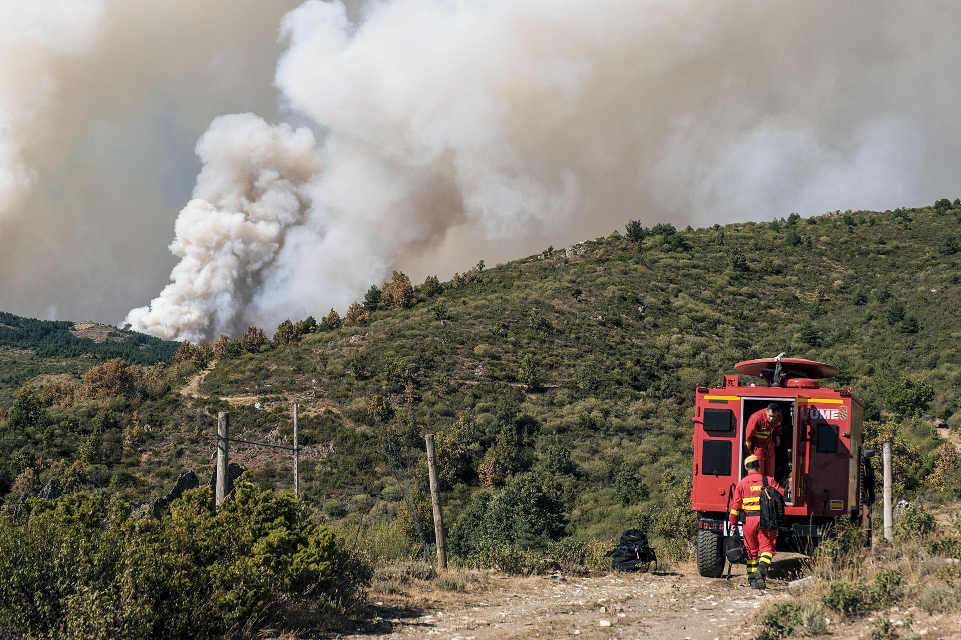 Imagen de la columna de humo producida por el incendio forestal que se ha iniciado hoy viernes en el Pico del Lobo, en Guadalajara. EFE / Nacho Izquierdo.
