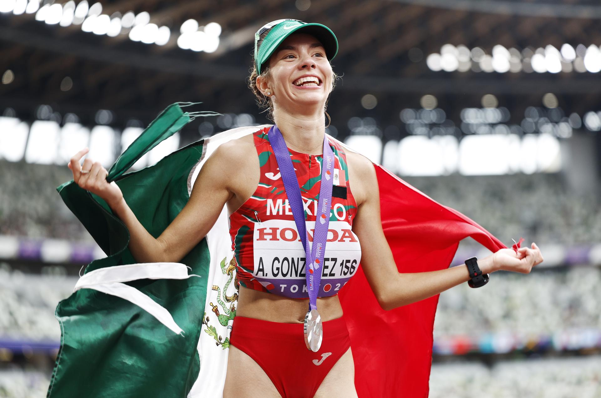 "Soñaba con el oro", dijo la mexicana Alegna González, medallista de plata este sábado en los Mundiales de atletismo de Tokio en los 20 kilómetros marcha. EFE/EPA/FRANCK ROBICHON