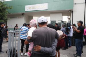 Familiares de las victimas por la explosión de camión de gas permanecen a las afueras del Hospital General Dr. Rubén Leñero en la Ciudad de México (México). EFE/ Mario Guzmán