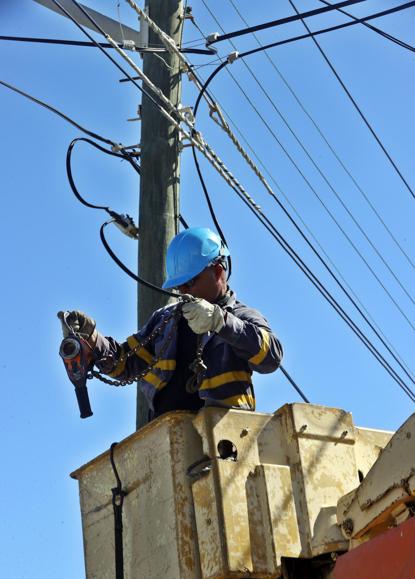 Un empleado de la empresa Eléctrica Nacional (UNE) de Cuba al trabajar este miércoles, 10 de septiembre, en el restablecimiento del suministro eléctrico, en La Habana (Cuba). EFE/Ernesto Mastrascusa
