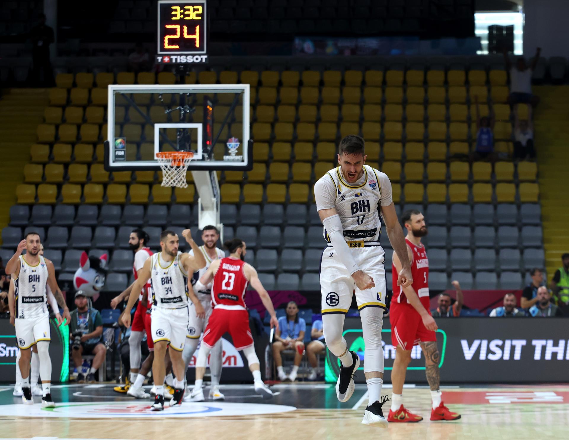 Los jugadores de Bosnia Herzegovina celebran su victoria sobre Georgia en el partido del Eurobasket 2025 disputado este jueves. EFE/EPA/GEORGI LICOVSKI