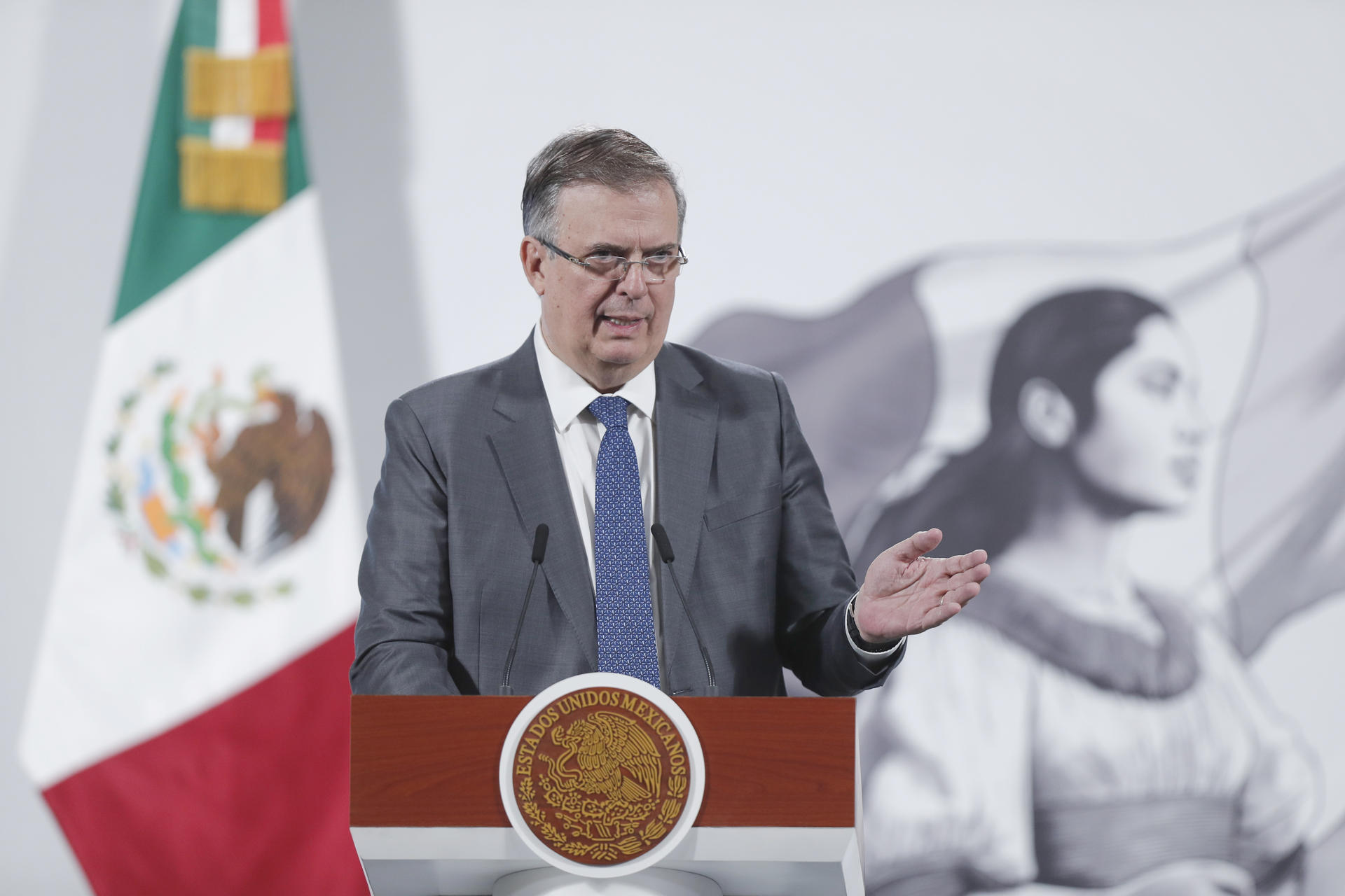 El secretario de Economía, Marcelo Ebrard, habla en una rueda de prensa este jueves, en el Palacio Nacional de Ciudad de México (México). EFE/ Isaac Esquivel
