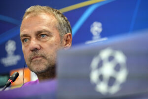 El entrenador del FC Barcelona, Hansi Flick, durante la rueda de prensa posterior al entrenamiento que el equipo azulgrana ha realizado en la ciudad deportiva Joan Gamper para preparar el partido de Liga de Campeones que disputarán ante el PSG en el Estadi Olímpic Lluis Companys. EFE/Alejandro García