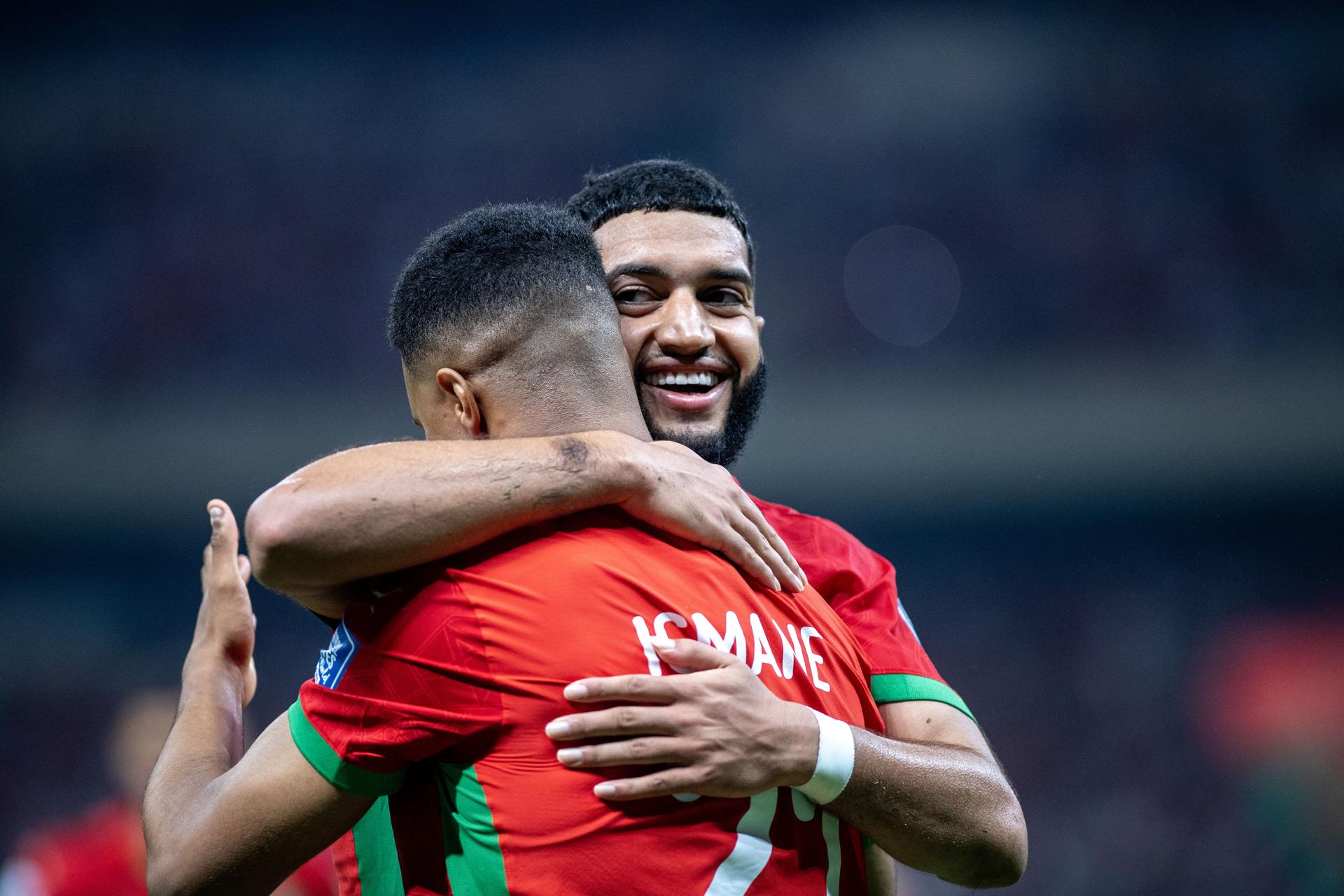 Los marroquíes Hamza Igamane (I) y Ismael Saibari celebran un gol durante el partido de clasificación para la Copa Mundial de la FIFA entre Marruecos y Níger, en Rabat, Marruecos. EFE/EPA/JALAL MORCHIDI