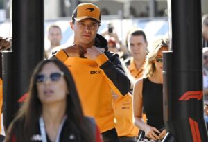El piloto de McLaren Lando Norris de Gran Bretaña a su llegada antes de la tercera sesión de prácticas para el Gran Premio de Fórmula Uno de Italia en Monza, Italia. EFE/EPA/DANIEL DAL ZENNARO