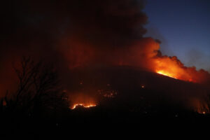 Fotografía de archivo de un incendio el pasado mes de agosto en en A Pobra do Brollón, en la provincia de Lugo. EFE/Eliseo Trigo