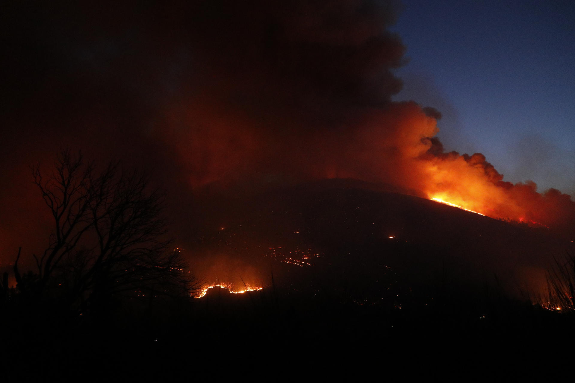 Fotografía de archivo de un incendio el pasado mes de agosto en en A Pobra do Brollón, en la provincia de Lugo. EFE/Eliseo Trigo