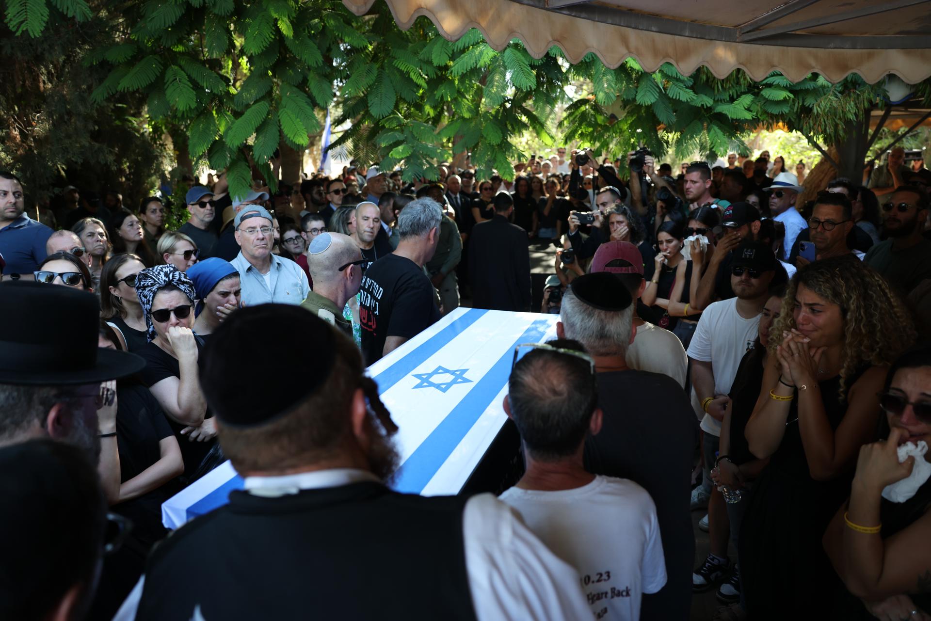 Petah Tikva (Israel), 01/09/2025.- The funeral of late Israeli hostage Idan Shtivi in a cemetery in Kfar Ma'as near Petah Tikva, Israel, 01 September 2025. Israeli hostage Idan Shtivi was taken hostage by Hamas on 07 October 2023, his body indentified and released for burial September 01. Fourty-eight hostages remain in captivity in Gaza with approximately 26 of them confirmed dead. EFE/EPA/ABIR SULTAN