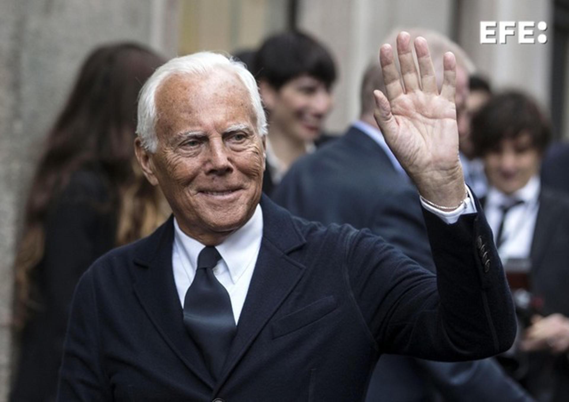 Milán (Italia).- El diseñador Giorgio Armani, fallecido a los 91 años, lleba a una fiesta por la reapertura de su tienda en la calle Montenapoleone, con motivo del 40 aniversario de su marca, el 29 de abirl de 2015. EFE/EPA/MASSIMO PERCOSSI