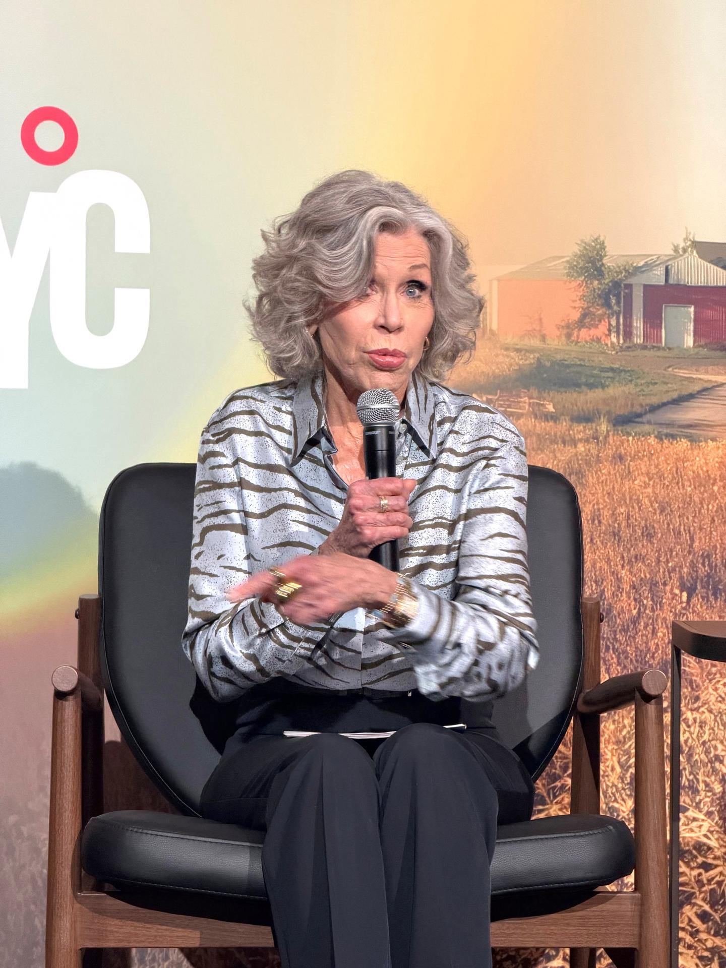 La actriz y activista Jane Fonda habla durante la conferencia 'Poder popular y confianza pública' este martes, en Nueva York (Estados Unidos). EFE/ Sarah Yáñez-Richards
