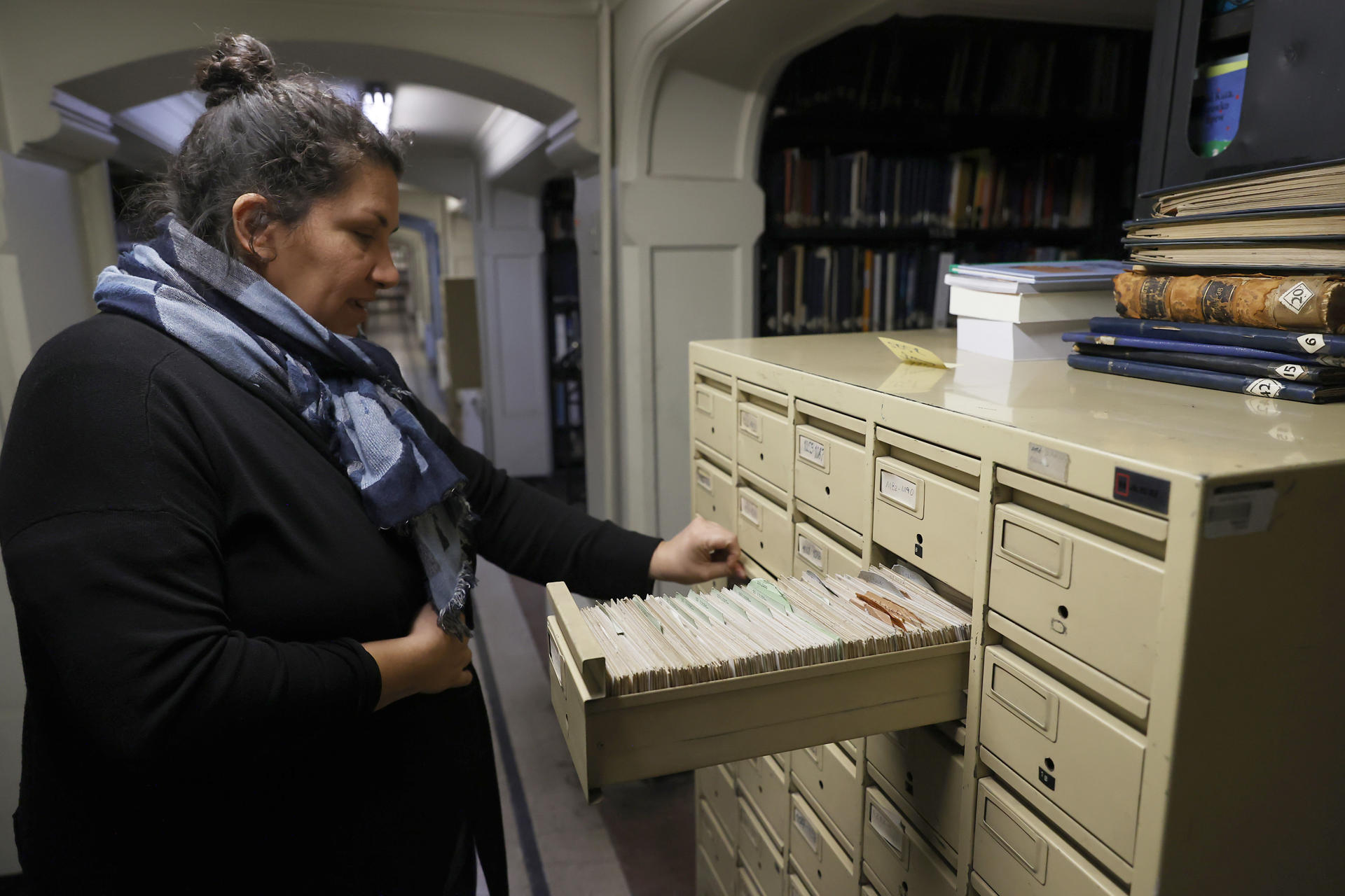 Fotografía de la trabajadora de la Biblioteca Nacional de Chile Jimena Rosenkranz revisando documentos en Santiago (Chile). EFE/ Elvis González