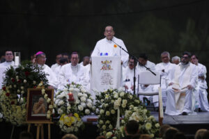 El rector de la Universidad Centroamericana (UCA), Mario Cornejo, habla durante la misa exequial en honor al sacerdote hispano-salvadoreño José María Tojeira este jueves, en Antiguo Cuscatlán (El Salvador). EFE/ Rodrigo Sura