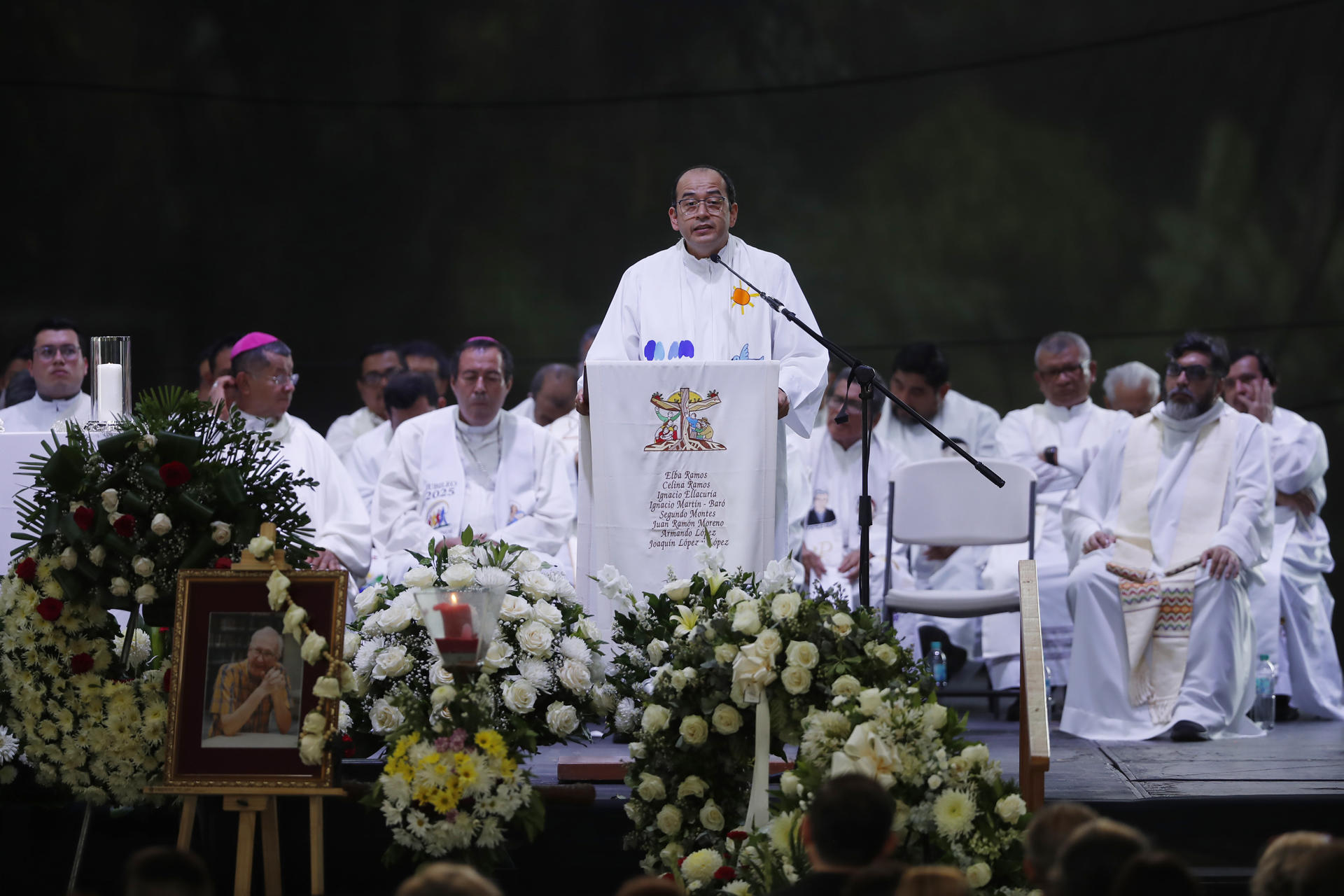 El rector de la Universidad Centroamericana (UCA), Mario Cornejo, habla durante la misa exequial en honor al sacerdote hispano-salvadoreño José María Tojeira este jueves, en Antiguo Cuscatlán (El Salvador). EFE/ Rodrigo Sura