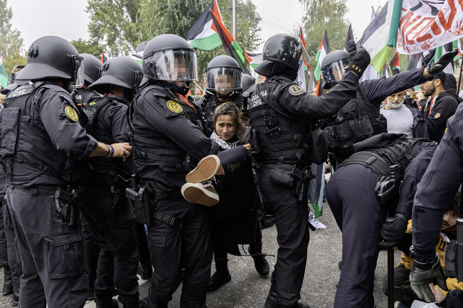 Agentes de la Guardia Civil y la Policía Nacional intervienen debido a la manifestación de numerosas personas que se concentran en el Alto de San Cosme para protestar por la presencia del equipo Israel-Premier Tech en la Vuelta a España, este martes durante la decimosexta etapa de la Vuelta a España entre las localidades pontevedresas de Poio y Mos. Las cargas policiales y la decisión de la organización de neutralizar la carrera a 8 kilómetros de la línea de meta marcaron esta etapa. EFE/ Salvador Sas
