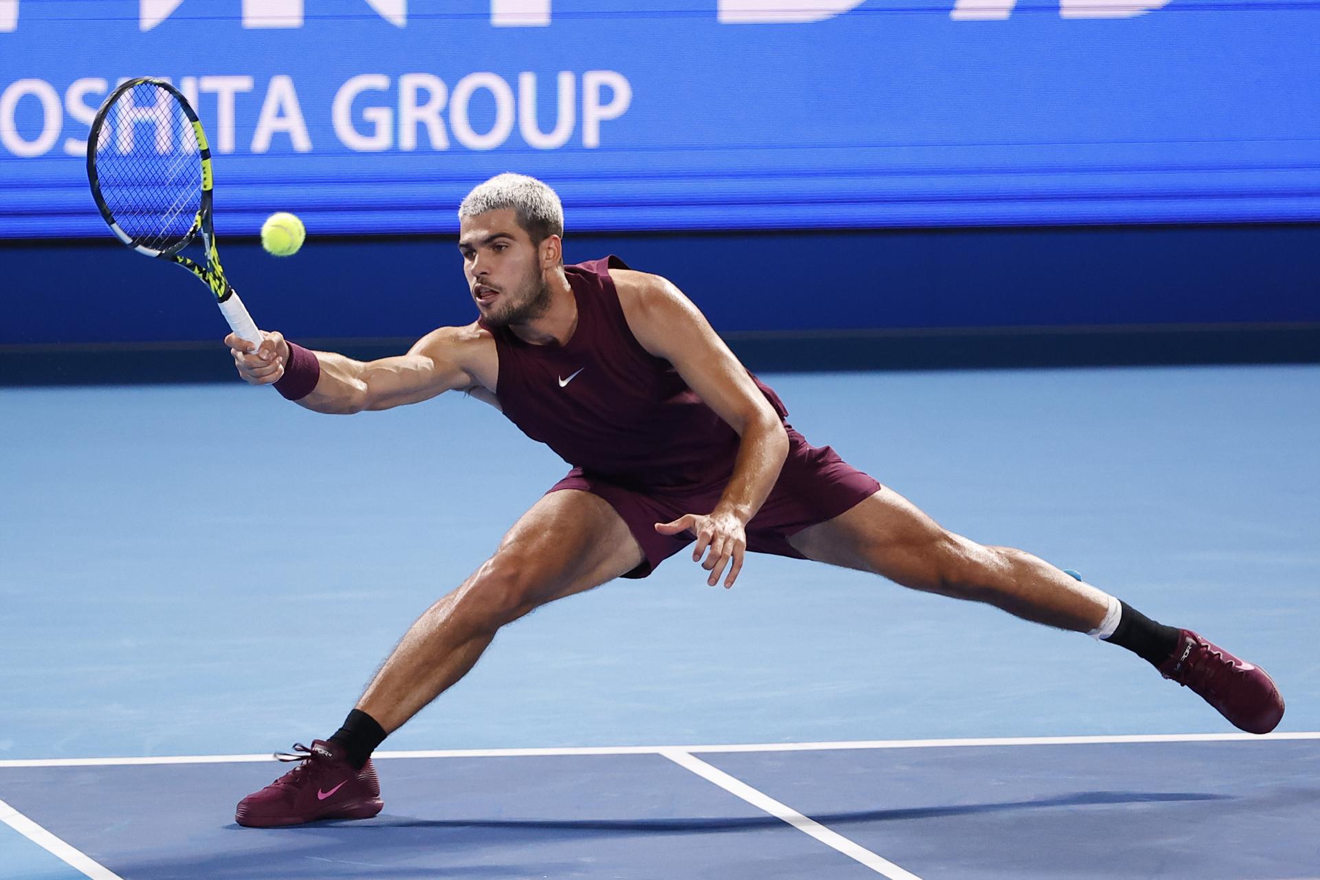 El tenista español Carlos Alcaraz en acción durante la semifinal contra el noruego Casper Ruud en el torneo de Tokio, Japón. EFE/EPA/RODRIGO REYES MARIN