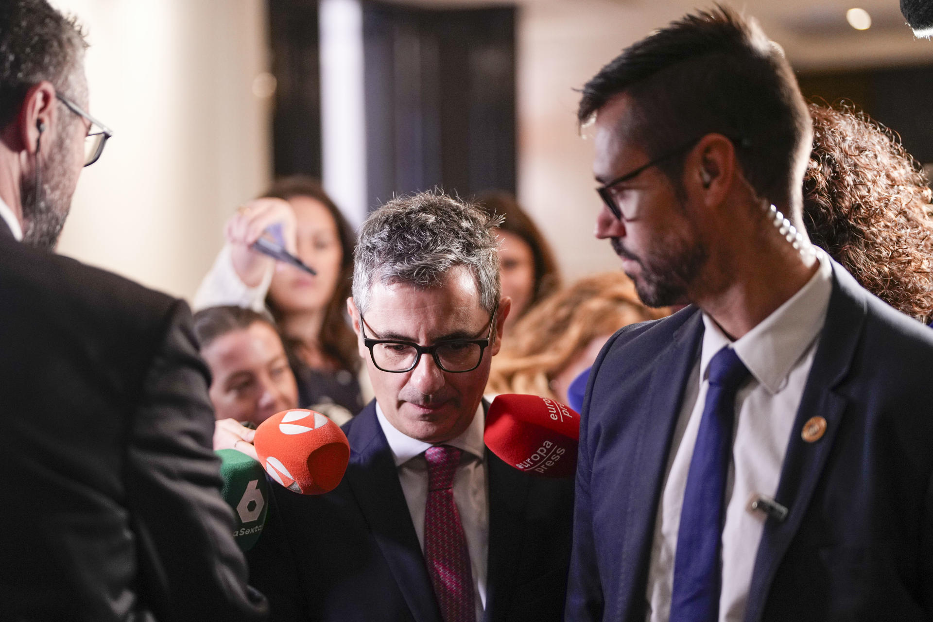 El ministro de la Presidencia, Justicia y Relaciones con las Cortes, Félix Bolaños, llega a la inauguración del 'Forbes Spain Economic Summit', un encuentro en el que se analizará, durante dos jornadas, los grandes retos del presente: liderazgo, confianza, transformación tecnológica y colaboración, este jueves, en un hotel madrileño. EFE/ Borja Sánchez-Trillo