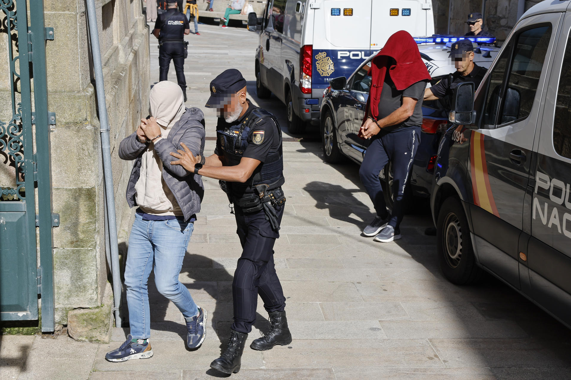 Los once detenidos por el alijo de 3.500 kilos de cocaína en A Pobra do Caramiñal (A Coruña), que llegó a las costas gallegas en el interior de un narcosubmarino, han pasado a disposición judicial este viernes en Muros. Los once detenidos han llegado a los juzgados de la localidad coruñesa de Muros cerca de las 12:30 horas para prestar declaración ante el titular del juzgado de instrucción número uno de Muros (A Coruña), que ha decretado secreto de sumario. EFE/ Lavandeira Jr